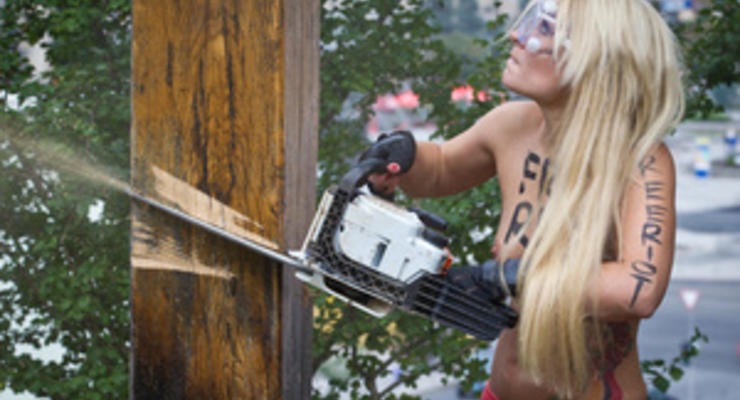 FEMEN в знак поддержки Pussy Riot спилили деревянный крест на Майдане