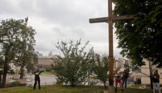 Против активисток FEMEN, которые спилили крест, возбуждено уголовное дело