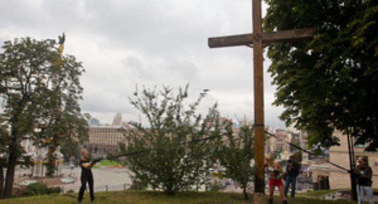 Против активисток FEMEN, которые спилили крест, возбуждено уголовное дело
