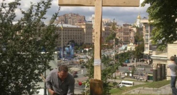 В Киеве на месте спиленного активистками FEMEN креста установили новый