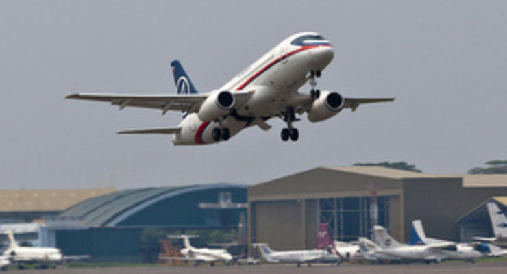 Российскому Sukhoi Superjet пришлось вернуться в аэропорт из-за срабатывания датчика утечки воздуха