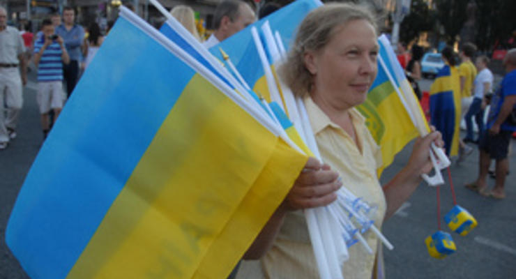 Опрос: За полгода количество патриотов в Украине возросло почти на 10%