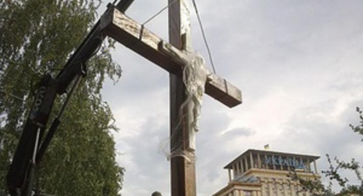 В Киеве восстановили крест, спиленный активистками FEMEN