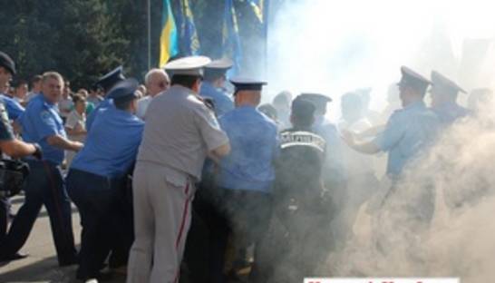 В Николаеве в протестующих против языкового закона бросили дымовую шашку