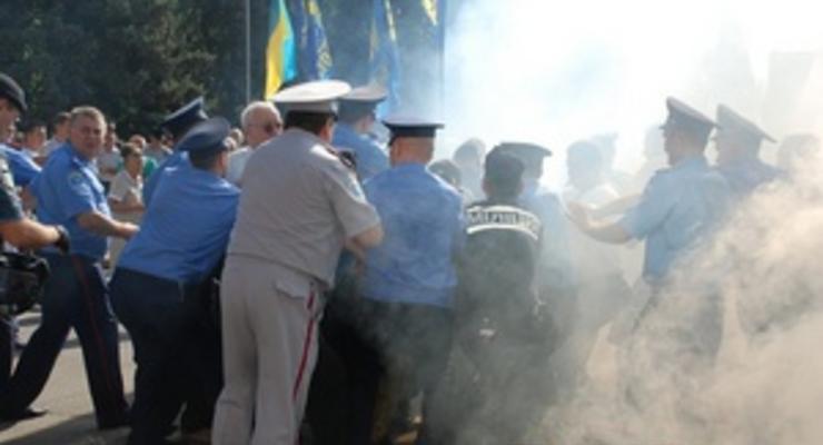 В Николаеве в протестующих против языкового закона бросили дымовую шашку