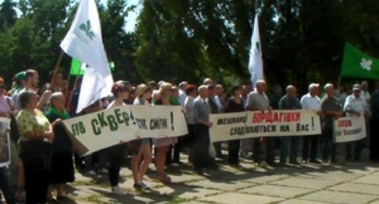 Киевляне провели митинг в защиту сквера Януковича
