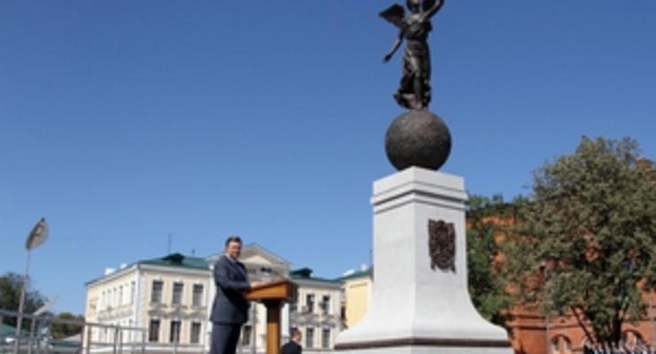 Янукович в Харькове открыл "крылатый" Монумент Независимости