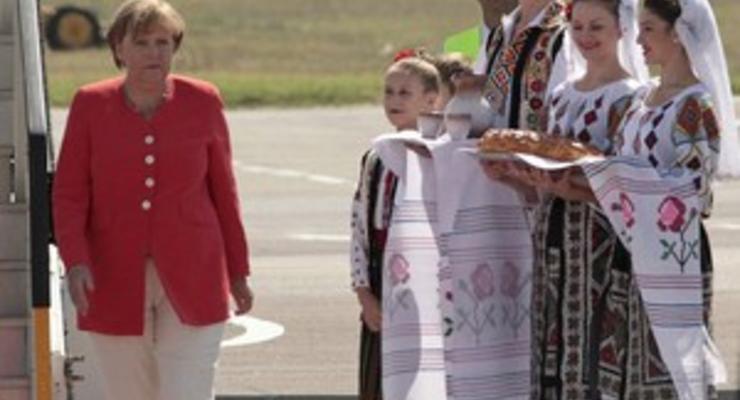 Меркель во время визита в Молдову подарили 460 бутылок марочных вин