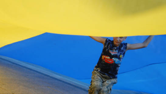 Возле здания киевской мэрии подняли государственный флаг Украины