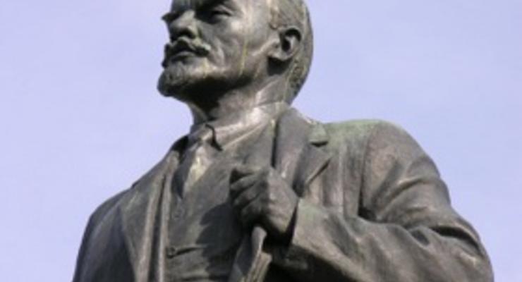 В Полтавской области юноша разрисовал памятник Ленину