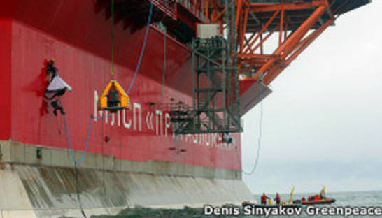 В Арктике Газпром поливает активистов Гринпис холодной водой