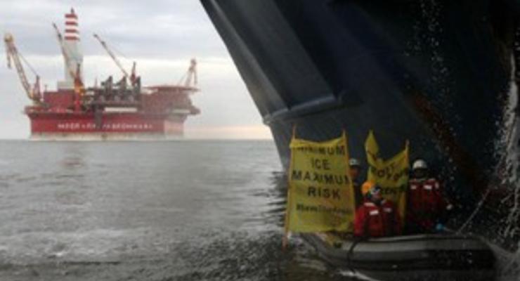 Активисты Greenpeace из 10 стран продолжают осаду платформы Газпрома в Арктике