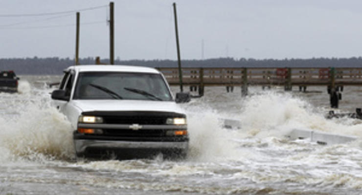 Ураган Айзек приближается к Новому Орлеану, дамбы на Миссисипи не справляются с водой