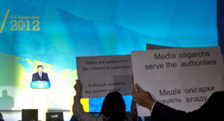 Ъ: Новость об акции журналистов во время речи Януковича облетела зарубежные СМИ