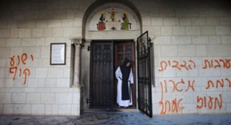 В Израиле вандалы написали на стене известного Латрунского монастыря Иисус - обезьяна