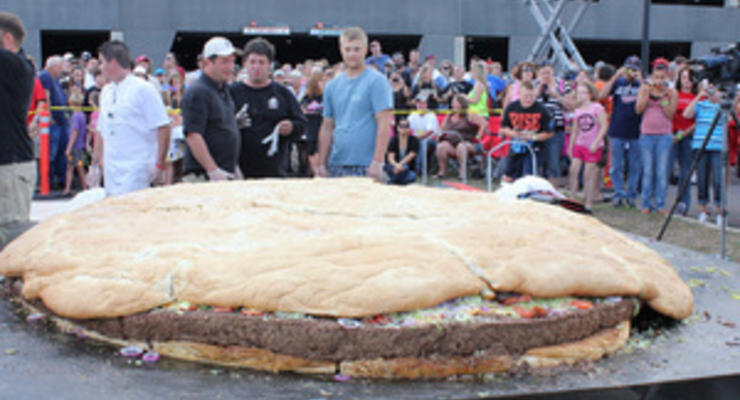 В США приготовили самый большой чизбургер в мире