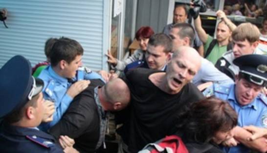 В Броварах акция протеста в поддержку осужденного закончилась потасовкой с милицией