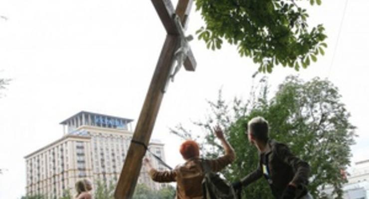 Активистка FEMEN, спилившая крест в Киеве, покинула Украину