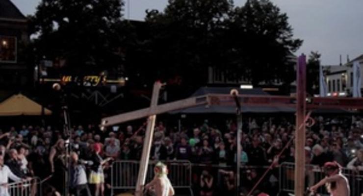 Активистки FEMEN спилили в Нидерландах три креста в поддержку Pussy Riot