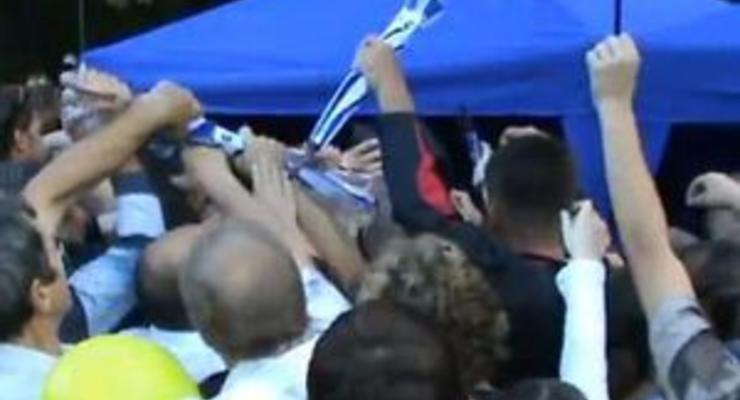 В Мариуполе чуть не подрались за бесплатные зонты от Партии регионов