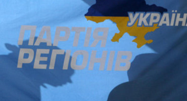 В Соломенском районе Киева двое мужчин повредили палатку Партии регионов