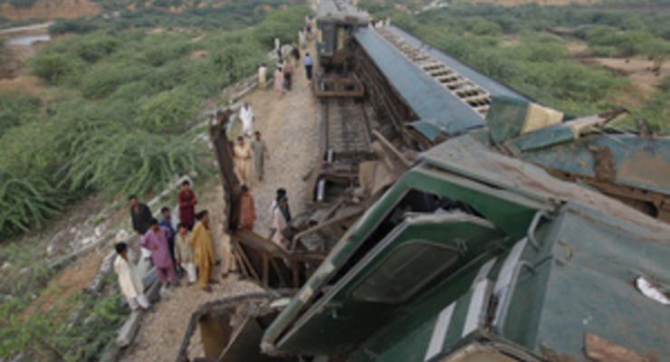 На юге Пакистана столкнулись поезда