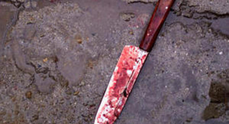 В Харьковской области 73-летний истец ранил двоих человек, а после ударил себя ножом в шею