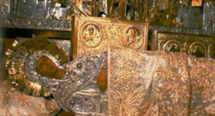 В Киево-Печерскую Лавру прибыла Плащаница Пресвятой Богородицы