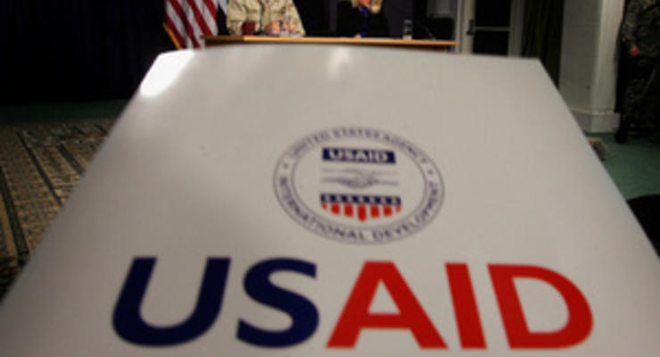 Клинтон просит продлить срок работы USAID в России