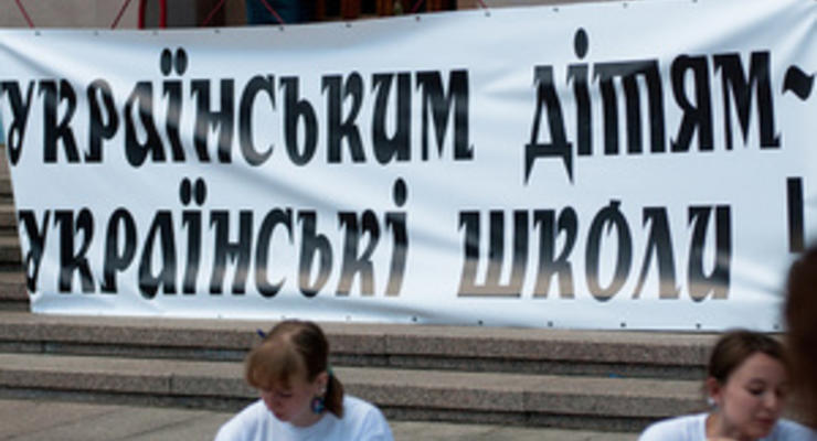 Возле КГГА собрались сотни протестующих против русской гимназии