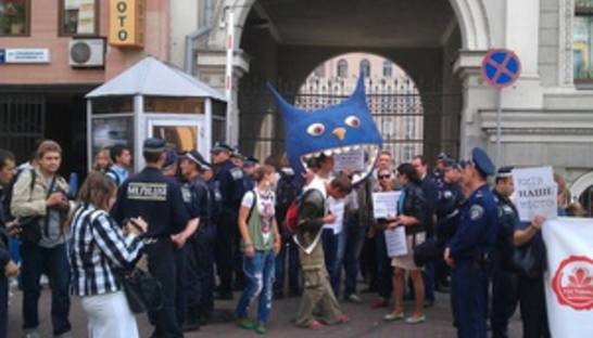 Город не продается. Активисты Гостиного двора блокировали черный вход в Киевсовет