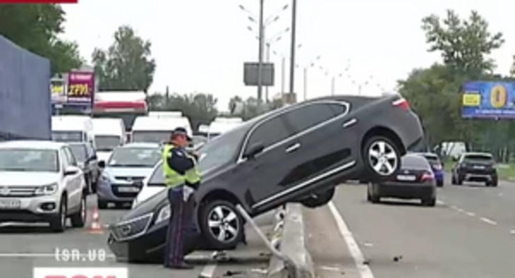 ДТП в Киеве: на Окружной дороге Lexus LS залетел на бетонный отбойник