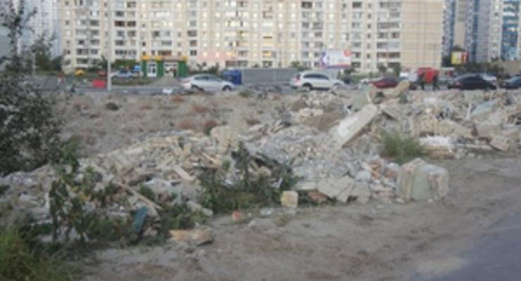 На Позняках в озеро на проспекте Григоренко начали свозить строительный мусор - очевидец