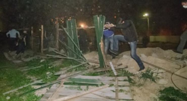 Недовольные действиями чиновников киевляне снесли забор вокруг стройки на Лесном массиве