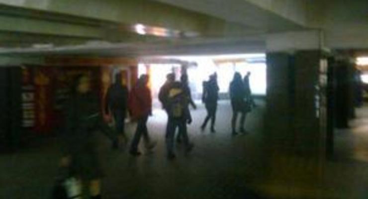 На выходе из метро Майдан Незалежности обнаружен окровавленный мужчина с пистолетом (ОБНОВЛЕНО)