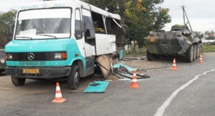 В Черновицкой области БТР врезался в пассажирский автобус