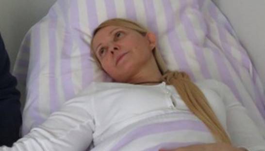 Тимошенко легла на пол у входа в палату в знак протеста против недопуска к ней соратников