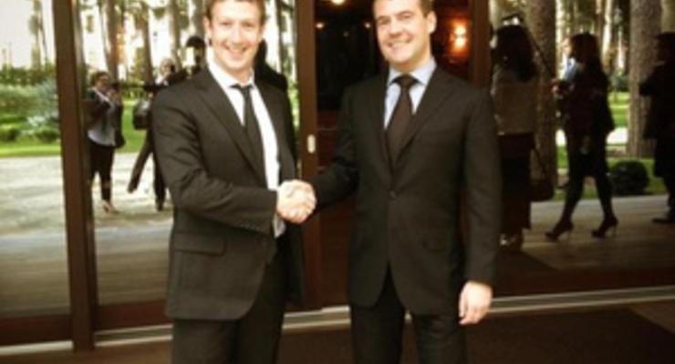 Цукерберг пришел на встречу к Медведеву в костюме и галстуке и подарил ему футболку
