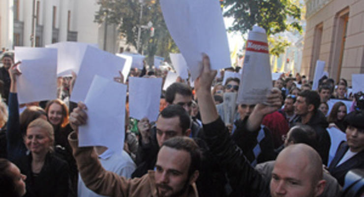 Фотогалерея: Белым по белому. Журналисты пикетировали комитеты Рады с чистыми листами