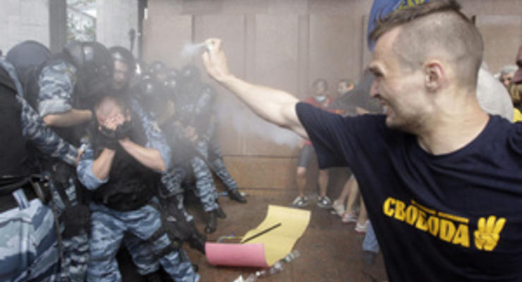 Милиция задержала одного из участников языкового протеста под Украинским домом