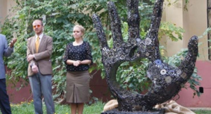 В Одессе открыли памятник по случаю годовщины смерти Стива Джобса