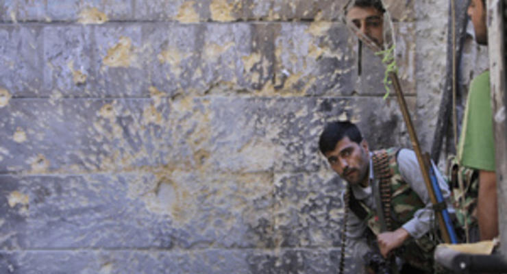 Сирийские повстанцы заняли город возле границы с Турцией, убив 40 солдат