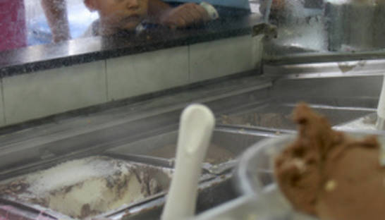 В чешском кафе подают мороженое со вкусом свинины и чеснока