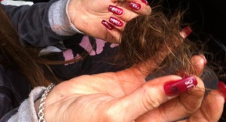 В Киеве неизвестные вырвали прядь волос у девушки, которая агитировала за оппозиционера