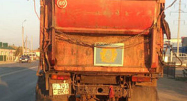 В Казахстане водителя задержали за государственый герб на мусоровозе