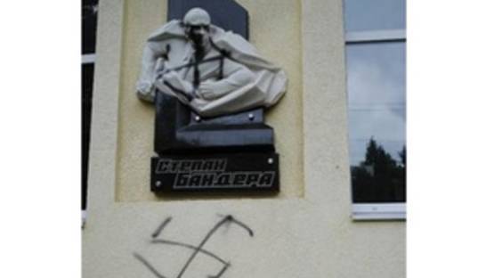 Во Львовской области разрисовали свастикой барельеф Бандеры