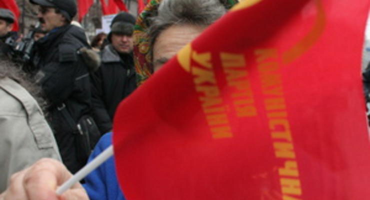 В Луганске проходит митинг с требованием запрета КПУ