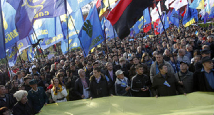 В Киеве возле памятника Шевченко собираются участники марша по случаю 70-летия УПА