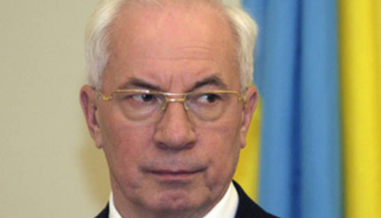 Азаров на заводе вызвал смех рабочих, рассказывая об их зарплате