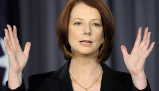 Жертва моды: Премьер-министр Австралии упала на могиле Ганди из-за высоких шпилек